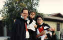 familyhalloween.jpg (44990 bytes)
